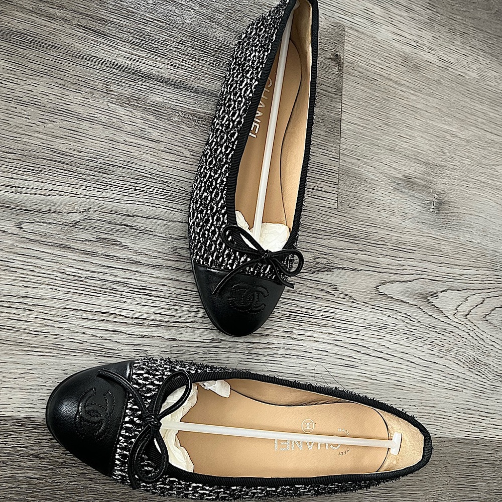 CHANEL Black & White Tweed Cap-Toe Ballet Flats